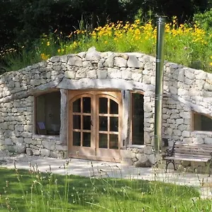 https://maison-terre-les-cabanes-de-fallot.midi-pyreneeshotels.com